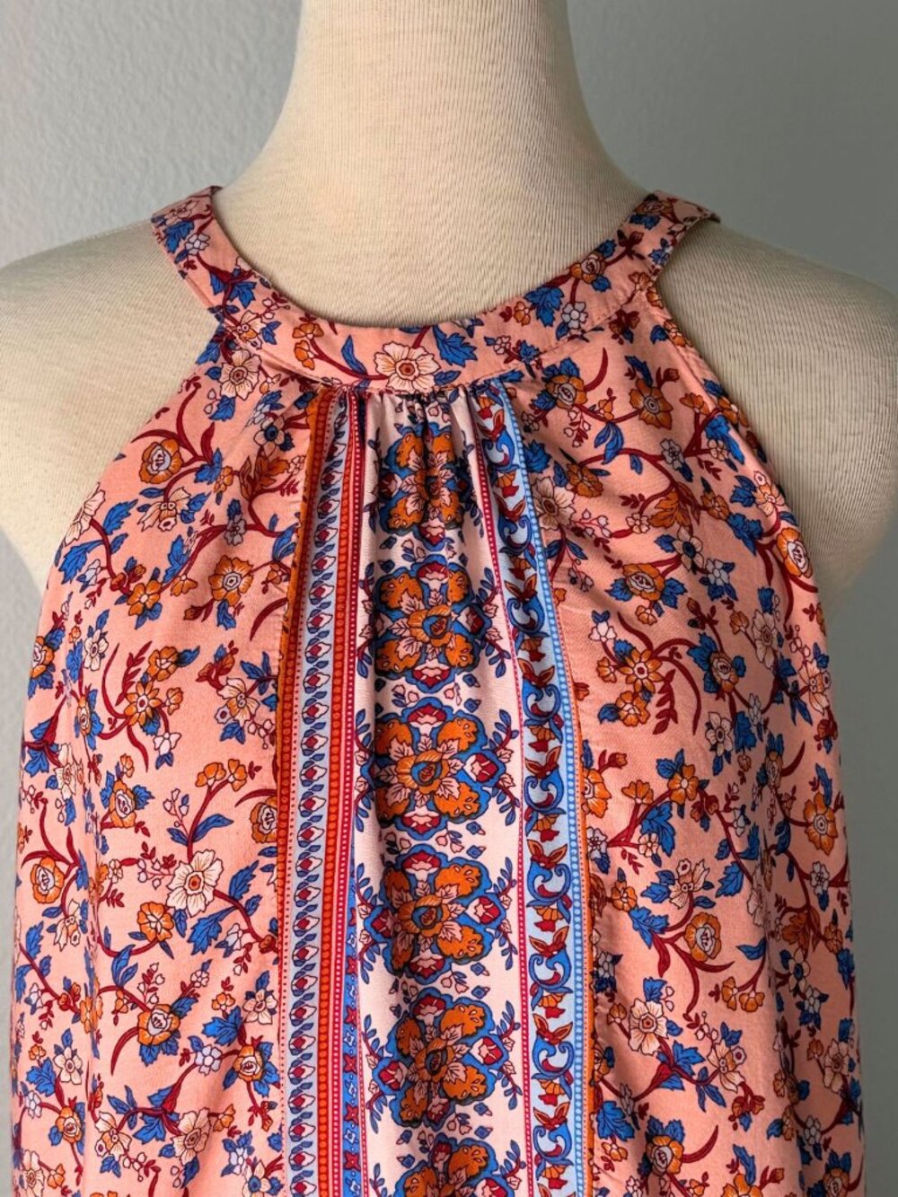 Weekend by Suzanne Betro halter style top. Size XL